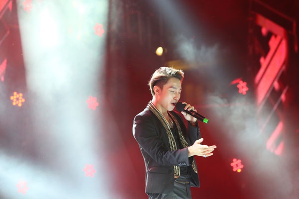 MC Phan Anh, Mỹ Lan cuồng nhiệt kêu gọi tiết kiệm điện - 10 Và Sơn Tùng MT-P