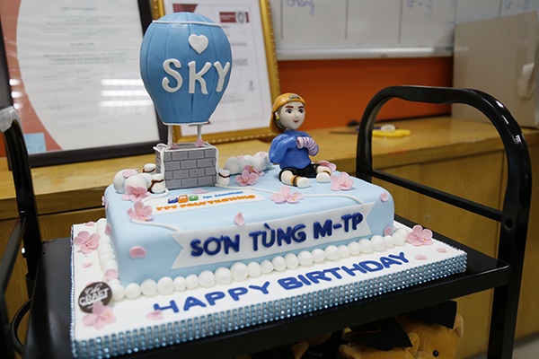 Sơn Tùng MTP mừng sinh nhật cùng Sky trên sân khấu  Báo Dân trí