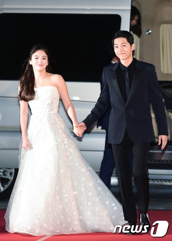 Vừa thông báo đám cưới, Song Hye Kyo và Song Joong Ki lộ ảnh hò hẹn - 17
Song Joong Ki hiện đang sở hữu một biệt thự giá khoảng 2,5 tỷ won (gần 50 tỷ đồng) tại quận Seochu, Seoul. Và gần đây, anh đã mua một căn nhà riêng tại Itaewon, vùng lân cận thủ đô Seoul ước tính khoảng 10 tỉ won (203 tỉ đồng).