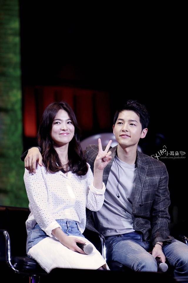 Những hình ảnh “ngọt như đường” của cặp đôi Song Hye Kyo và Song Joong Ki - 10
Dù chênh nhau 4 tuổi nhưng Song Hye Kyo và Song Joong Ki trông không hề chênh lệnh về ngoại hình khi sánh đôi.