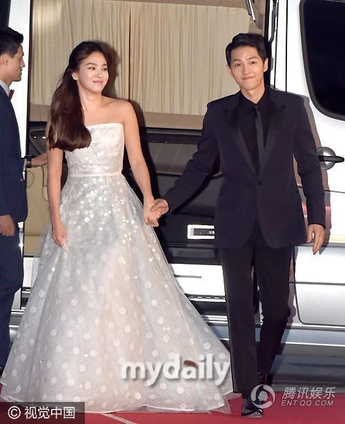 Vừa thông báo đám cưới, Song Hye Kyo và Song Joong Ki lộ ảnh hò hẹn - 16
Chồng tương lai của Song Hye Kyo nổi tiếng từ thành công của “Hậu duệ mặt trời”. Cát-sê đóng phim và quảng cáo của anh tăng tới chóng mặt trong vòng gần 2 năm trở lại đây. Anh được đặc biệt được yêu thích tại thị trường Trung Quốc. Cát-sê quảng cáo của Song Joong Ki tại Trung Quốc lên đến 4,34 triệu NDT (khoảng 15,5 tỷ đồng). Anh đã “qua mặt” Lee Min Ho, Kim Soo Hyun để trở thành sao Hàn có mức cát-sê cao nhất tại nước ngoài.