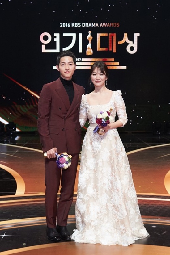 Vừa thông báo đám cưới, Song Hye Kyo và Song Joong Ki lộ ảnh hò hẹn - 15 Vừa thông báo đám cưới, Song Hye Kyo và Song Joong Ki lộ ảnh hò hẹn - 15