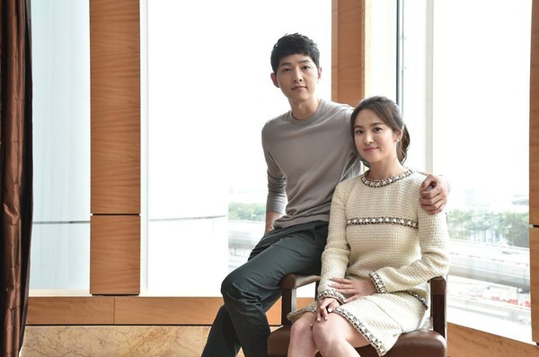 Vừa thông báo đám cưới, Song Hye Kyo và Song Joong Ki lộ ảnh hò hẹn - 10
Sau bộ phim, Song Hye Kyo đã dành nhiều lời khen ngợi cho chàng đồng nghiệp kém tuổi và bày tỏ mong muốn được kết đôi thêm lần nữa với anh trên màn ản. Song Joong Ki khen bạn diễn hơn tuổi là người chín chắn, đằm thắm, dịu dàng và rất cuốn hút.