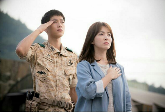 Vừa thông báo đám cưới, Song Hye Kyo và Song Joong Ki lộ ảnh hò hẹn - 7
Song Joong Ki và Song Hye Kyo đẹp đôi trong bộ phim Hậu duệ mặt trời (năm 2016). Câu chuyện tình giữa một nữ bác sĩ xinh đẹp và một chàng quân nhân điển trai, mạnh mẽ đã thu hút sự quan tâm của fan châu Á. Sau bộ phim, Song Hye Kyo và Song Joong Ki trở thành một trong những cặp đôi đẹp nhất màn ảnh nhỏ xứ Hàn.