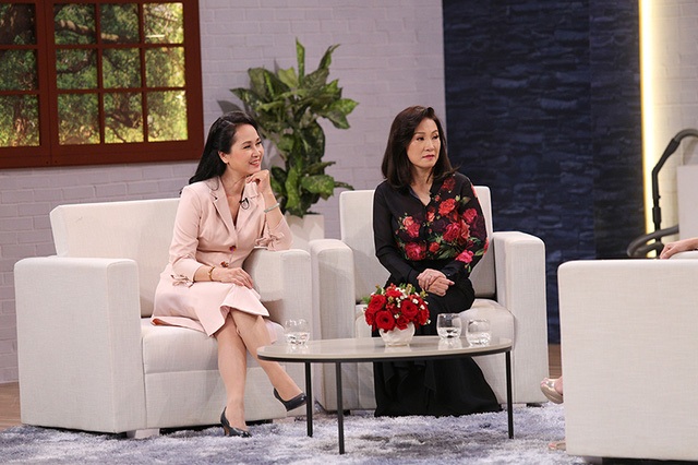 NSND Hoàng Dũng mua mấy chục “ngôi nhà”, NSƯT Công Lý “ghen” với đồng nghiệp - 2 Nghệ sĩ Lan Hương chia sẻ, chị chấp nhận vào vai diễn tai quái trong Sống chung với mẹ chồng cũng để cảnh tỉnh, nhắc nhở các bà mẹ chồng nên mở lòng ra với con dâu hơn. Nhưng chị cũng không tránh khỏi lo lắng, không biết ông bà thông gia sẽ nghĩ gì về mình. Hiện cũng đang là mẹ chồng ở đời thực, NSND Lan Hương bày tỏ mình rất yêu thương và hay đứng về phía con dâu của mình.