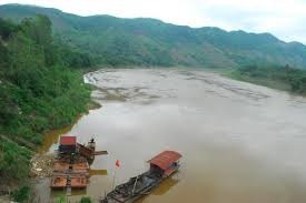 Pháo binh hiện đại từ Lào Cai theo bè mảng xuôi sông Hồng trong kháng chiến chống Pháp - 1
Sông Hồng ở khu vực xã Bảo Hà , huyện Bảo Yên (Lào Cai) là nơi xưa kia đoàn bè mảng chở trung đoàn pháo binh hiện đại từ biên giới Lào Cai về bến phà Âu Lâu (Yên Bái). (Ảnh: Phạm Ngọc Triển)