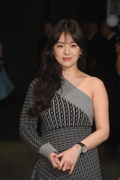 Song Hye Kyo: “Trong mọi mối quan hệ luôn cố gắng yêu hết mình” - 6 
Song Hye Kyo xinh đẹp tham dự tuần lễ thời trang London, Anh, tháng 2/2017.