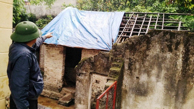 Gần 70 hộ dân khốn khổ sống "treo", UBND thành phố Ninh Bình nói gì? - 3 Nhà ở, công trình phụ trợ của nhiều hộ dân thôn Ích Duệ, xã Ninh Nhất xuống cấp giờ chỉ biết dùng tạm vì chưa biết ngày nào đi, còn ở được ngày nào.