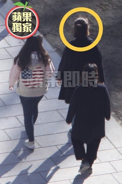 Hot: Song Hye Kyo và Song Joong Ki trao nhẫn trong hôn lễ thế kỷ - 50
Song Hye Kyo và trợ lý có mặt tại khách sạn Shilla, Seoul, nơi tổ chức đám cưới.