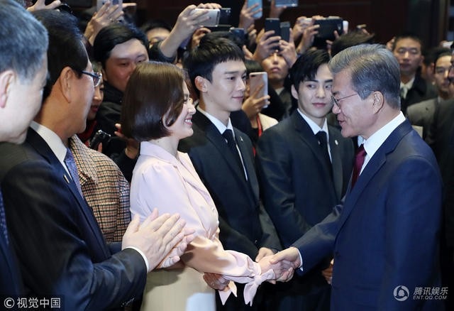 Song Hye Kyo tái xuất trẻ trung sau đám cưới thế kỷ - 2 
Song Hye Kyo là ngôi sao Hàn Quốc nhận được nhiều sự quan tâm của truyền thông tại sự kiện này.