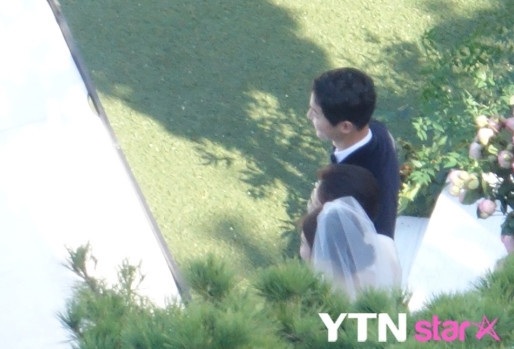 Hot: Song Hye Kyo và Song Joong Ki trao nhẫn trong hôn lễ thế kỷ - 32
Trước hôn lễ chính thức, cả hai đều hồi hộp chờ đợi.