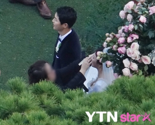 Hot: Song Hye Kyo và Song Joong Ki trao nhẫn trong hôn lễ thế kỷ - 31
Anh nắm chặt tay vợ, Song Hye Kyo.