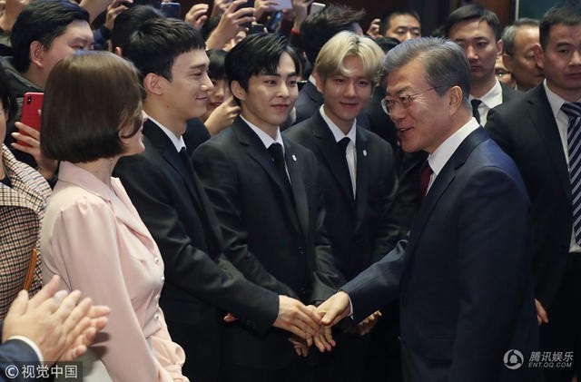 Song Hye Kyo tái xuất trẻ trung sau đám cưới thế kỷ - 1 
Ngày 14/12, Song Hye Kyo đã tham dự một sự kiện văn hóa của Hàn Quốc và Trung Quốc tại Bắc Kinh, Trung Quốc. Nữ diễn viên nổi tiếng đã gặp gỡ và trò chuyện với tổng thống Hàn Quốc - Moon Jae-in.