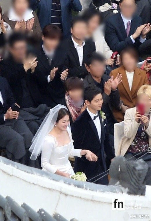 Hot: Song Hye Kyo và Song Joong Ki trao nhẫn trong hôn lễ thế kỷ - 20
Song Joong Ki nắm tay Song Hye Kyo chuẩn bị tiến vào lễ đường làm lễ.