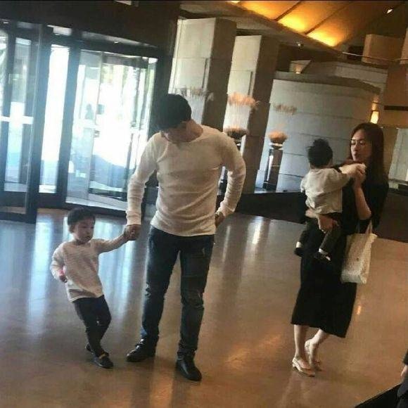 Hot: Song Hye Kyo và Song Joong Ki trao nhẫn trong hôn lễ thế kỷ - 41
Anh trai của chú rể Song Joog Ki cũng đã sẵn sàng cho hôn lễ của em trai.