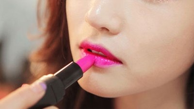 Nữ sinh và... chuyện tô son môi - 1
Nên hay không nên cấm nữ sinh trang điểm, tô son đến trường, vẫn còn có nhiều ý kiến trái chiều.