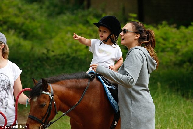 Cháu gái cực đáng yêu của tỷ phú F1 - 3
Sophia Ecclestone, cháu của tỷ phú Bernie Ecclestone có cuộc sống rất xa hoa và là tâm điểm thu hút sự chú ý của thợ săn ảnh ở Anh quốc