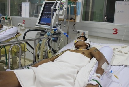 Sốt rét ác tính quay trở lại, nhiều trẻ liên tiếp nhập viện - 2 Nam bệnh nhân bị sốt rét ác tính điều trị tại Bệnh viện Bệnh Nhiệt Đới