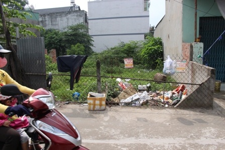 Sốt xuất huyết càn quét vì nhiều gia đình “nuôi” lăng quăng - 2 Ô nhiễm môi trường đang tạo điều kiện thuận lợi cho muỗi gây bệnh phát triển