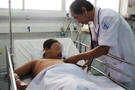 Chủ quan, bệnh nhi suy lục phủ ngũ tạng vì sốt xuất huyết - 1 Bệnh nhi bị suy đa cơ quan, nguy kịch vì mắc sốt xuất huyết nhưng gia đình chủ quan