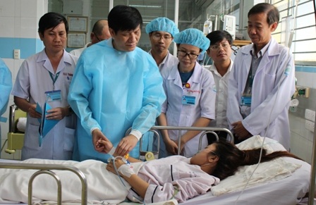 Sốt xuất huyết càn quét vì nhiều gia đình “nuôi” lăng quăng - 3 Thứ trưởng Nguyễn Thanh Long thăm bệnh nhân sốt xuất huyết tại Bệnh viện Bệnh Nhiệt Đới