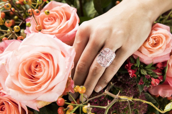 Ngắm"siêu phẩm" kim cương hồng lớn nhất thế giới - 1
Nhà đấu giá quốc tế Sothebys trưng bày những món nữ trang quý giá tại London, Anh quốc ngày 13/10 vừa qua