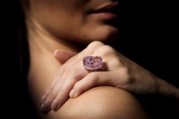 Ngắm"siêu phẩm" kim cương hồng lớn nhất thế giới - 4
Sothebys và viên kim cương này sẽ là tâm điểm trong buổi đấu giá Magnificent Jewels and Noble Jewels tại Geneva vào 15/11 tới.
