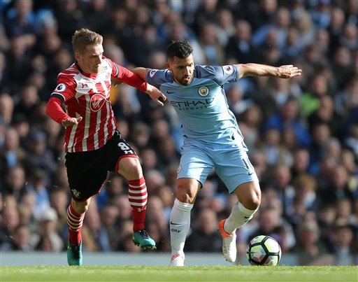 
Aguero (phải) thi đấu đầy nỗ lực trong trận đấu gặp Southampton
