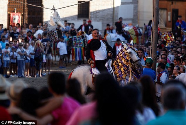 Rợn người với lễ hội "giật đứt cổ ngỗng" gây tranh cãi - 2 Lễ hội tổ chức thường niên, xuất phát từ truyền thống từ thời Trung Cổ