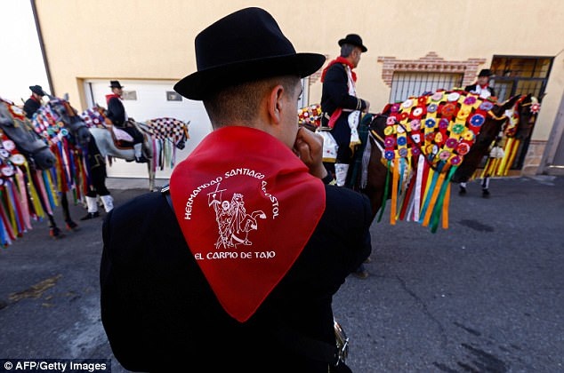 Rợn người với lễ hội "giật đứt cổ ngỗng" gây tranh cãi - 1 St James là một trong những ngày hội gây nhiều tranh cãi nhất thế giới