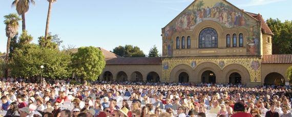 Những “bí mật” được vén trước và sau lễ khai giảng ở ĐH Stanford danh tiếng - 2
Toàn cảnh lễ khai giảng ở Stanford, đằng sau là nhà thờ lớn của trường.