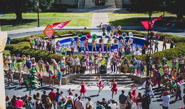 Những “bí mật” được vén trước và sau lễ khai giảng ở ĐH Stanford danh tiếng - 4
Không khí tưng bừng khi ban nhạc chào đón các tân sinh viên trong ngày đầu tiên đến trường.