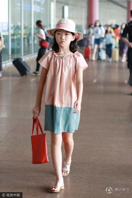 Con gái Vương Phi tự tin làm người mẫu thời trang - 12
Con gái của Vương Phi và Lý Á Bằng được truyền thông Trung Quốc quan tâm không kém gì một ngôi sao giải trí.