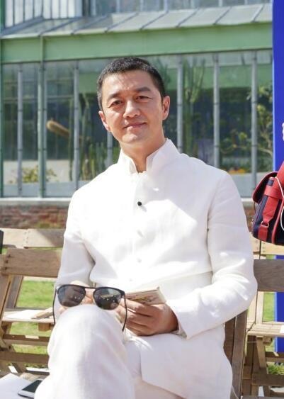 Con gái Vương Phi tự tin làm người mẫu thời trang - 7
Lý Á Bằng, người cha mẫu mực và tận tụy, không bao giờ vắng mặt trong những sự kiện quan trọng của con gái. Anh đã thu xếp công việc để đích thân đưa cô công chúa 11 tuổi sang Pháp trình diễn. Sau khi vợ chồng anh ly dị vào năm 2013, Lý Á Bằng nhận quyền nuôi bé Li Yan.