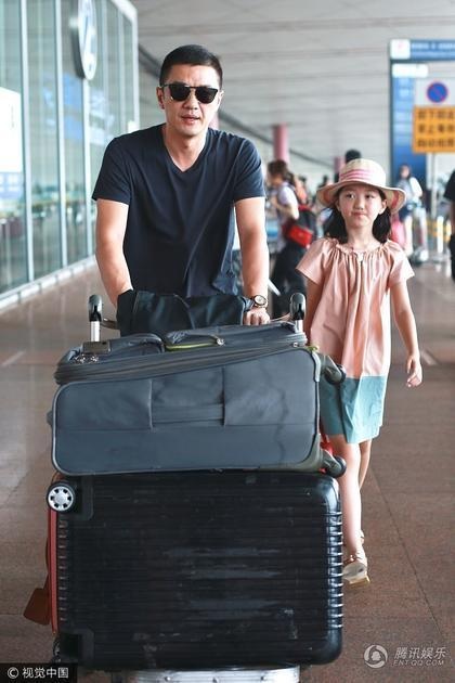 Con gái Vương Phi tự tin làm người mẫu thời trang - 9
Lý Á Bằng đã ngừng đóng phim từ vài năm nay để tập trung cho công việc kinh doanh và thiện nguyện. Anh cũng không quên dành thời gian cho cô con gái nhỏ. Đây là hình ảnh hai cho con tại sân bay ở Bắc Kinh, Trung Quốc vài ngày trước để chuẩn bị lên đường sang Pháp.