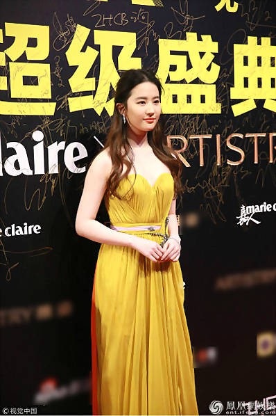 Lưu Diệc Phi đọ sắc cùng Dương Mịch, Angelababy - 1
Lưu Diệc Phi tham dự sự kiện tại Trung Quốc, tối qua 7/12.