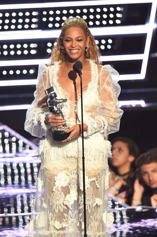 Những siêu sao nhận cát-sê không dưới 1 triệu đô la Mỹ - 4
Beyoncé yêu cầu được trả 2 triệu USD khi chấp nhận xuất hiện tại một bữa tiệc mừng năm mới.