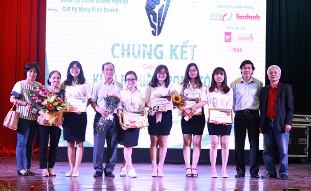Ý tưởng khởi nghiệp bằng phòng la hét, đập phá của SV Tài chính - 2
Đội COF.E xuất sắc giành giải quán quân.