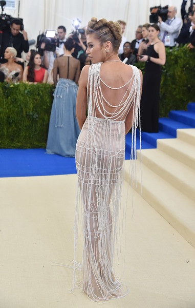 Siêu mẫu Trung Quốc mặc áo xuyên thấu trên thảm đỏ - 6
Stella Maxwell đẹp như tượng trong bộ trang phục trắng tinh khôi của H&M
