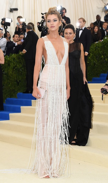 Siêu mẫu Trung Quốc mặc áo xuyên thấu trên thảm đỏ - 8
Stella Maxwell dự sự kiện một mình, không có bạn gái Kristen Stewart hộ tống