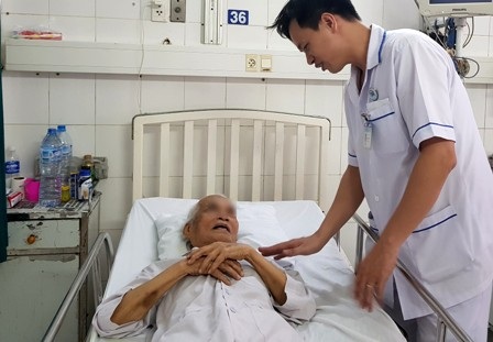 Đặt thành công stent động mạch cứu cụ ông 93 tuổi - 1 Cụ ông đã may mắn thoát khỏi cửa tử sau khi được bác sĩ đặt thành công stent