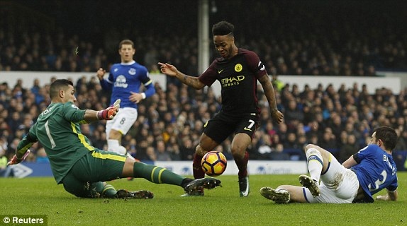 Everton 4-0 Man City: "Kẹo đắng" tiễn khách - 3
Sterling có cơ hội đối mặt với thủ thành Robles...
