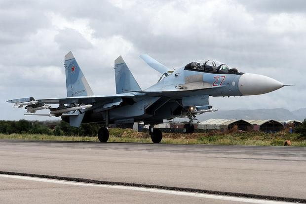 Dàn máy bay chiến đấu của Nga "làm mưa làm gió" trên chiến trường Syria - 3
Su-35 là máy bay chiến đấu 2 động cơ ưu việt hàng đầu của Nga. Su-35 có tính cơ động cao, đa chức năng. Được cải tiến từ Su-27, lần bay đầu tiên của Su-35S là vào năm 2008. Su-35 có thể đạt tới tốc độ tối đa 2.777 km/h và mang 8,8 tấn vũ khí. Theo tờ Rossiyskaya Gazeta của Nga, vào năm 2016, Nga đã điều 4 chiếc loại SU-35 tới Syria. (Ảnh: AFP)