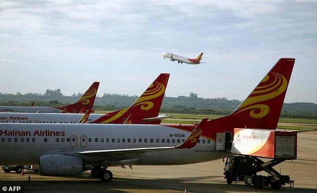 Hàng trăm khách mắc kẹt lại sân bay vì cơ trưởng... cầm nhầm hộ chiếu - 2 Hàng trăm khách mắc kẹt lại sân bay vì cơ trưởng... cầm nhầm hộ chiếu - 2