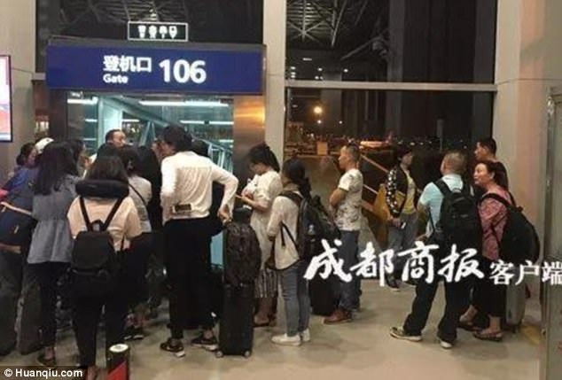 Hàng trăm khách mắc kẹt lại sân bay vì cơ trưởng... cầm nhầm hộ chiếu - 1 Hơn 150 hành khách bị ảnh hưởng vì sự nhầm lẫn của cơ trưởng