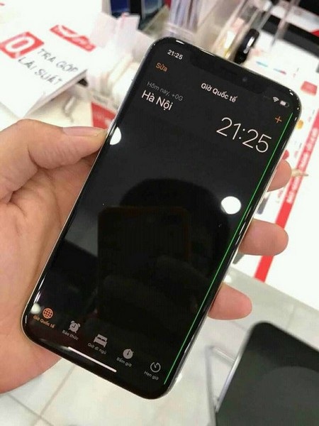 iPhone X bị “tố” phát ra tiếng tiếng rè từ loa, màn hình xuất hiện sọc xanh - 2 Chiếc iPhone X của một người dùng tại Việt Nam bí “dính” lỗi màn hình sọc xanh