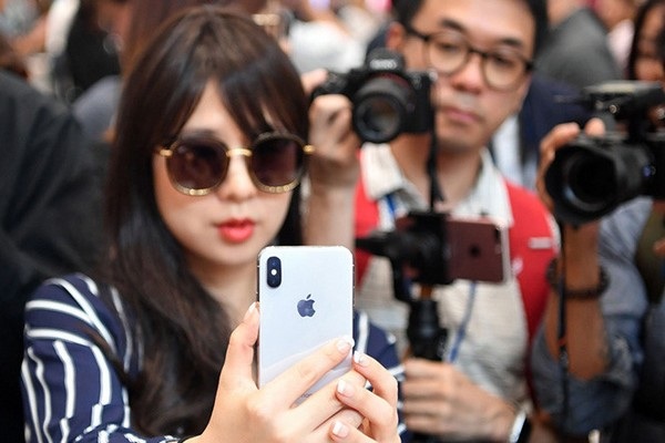Apple giải thích về sự cố gây tranh cãi tại sự kiện ra mắt iPhone X - 2 FaceID vẫn có thể sử dụng được với “phần lớn” kính mát