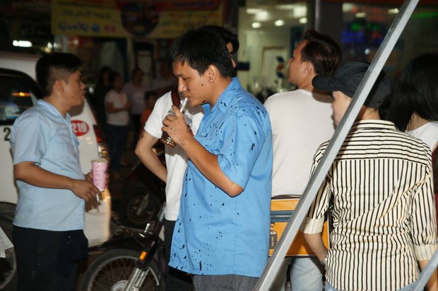 Quán trà sữa của Phạm Hương bị tạt sơn đen ngay ngày khai trương - 3
Một số phương tiện và nhân viên tiệm kế bên quán của Phạm Hương trở thành nạn nhân của việc tạt sơn đen tối qua (Ảnh: Vũ Doãn Đào)
