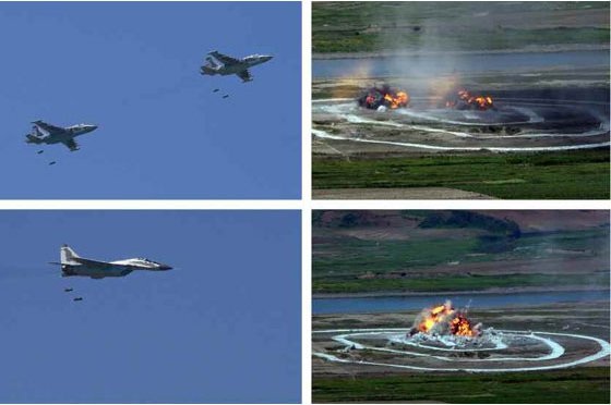 Mãn nhãn màn "so găng" của máy bay chiến đấu Triều Tiên - 2 KCNA cho biết các đội thi được tổ chức theo từng nhóm riêng biệt, gồm nhóm điều khiển máy bay đột kích, máy bay ném bom và máy bay chiến đấu, nhóm điều khiển máy bay vận tải hạng nhẹ và trực thăng, nhóm gồm chỉ huy sư đoàn, lữ đoàn và các phi công trẻ vừa được cấp chứng nhận. Trong ảnh: Sukhoi Su-25 Frogfoot (trên) và MiG-29 (dưới) biểu diễn năng lực tấn công vào các mục tiêu giả định dưới mặt đất (Ảnh: Rodong Sinmun).
