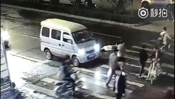 Clip “sự vô tâm đáng sợ của con người” khiến cư dân mạng bất bình - 1 Cô gái nằm yên trên đường sau khi bị xe tông, nhưng rất đông người qua lại xem như không có chuyện gì xảy ra